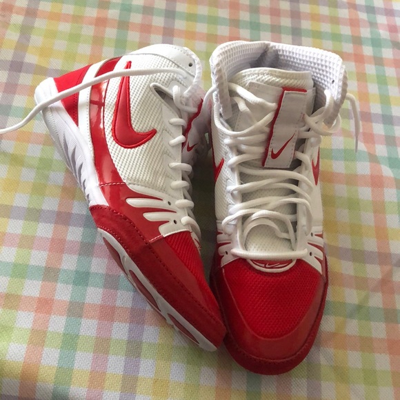 red and white nike freeks